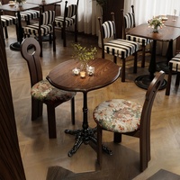 Ensemble de table et chaises de salle à manger en bois massif de style rétro français du milieu du siècle, écologique et durable pour la restauration
