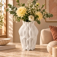 Vase en céramique blanche avec un motif géométrique en relief pour fleurs et décoration intérieure