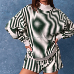 Completo da Donna a 2 Pezzi a Righe Rosse Natalizie, Felpa con Collo Alto e Patch 'Merry', Pantaloncini con Coulisse, Set Loungewear Personalizzato Taglie Forti - Product Image 4