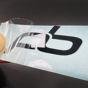 Autocollant personnalisé avec logo, étiquette en PET noir brillant, impression UV, autocollants promotionnels à décoller avec lettrage - Product Image 1