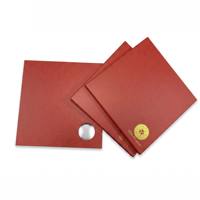 Caja de Regalo Magnética Personalizada con Aspecto de Cuero Borgoña, Logotipo Atómico en Lámina Dorada y Ventana Circular, Empaque de Lujo