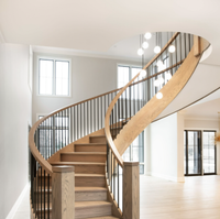 Escalier en colimaçon Optima, élégant, blanc, à montantes cachées, courbé et à dénivelé interne