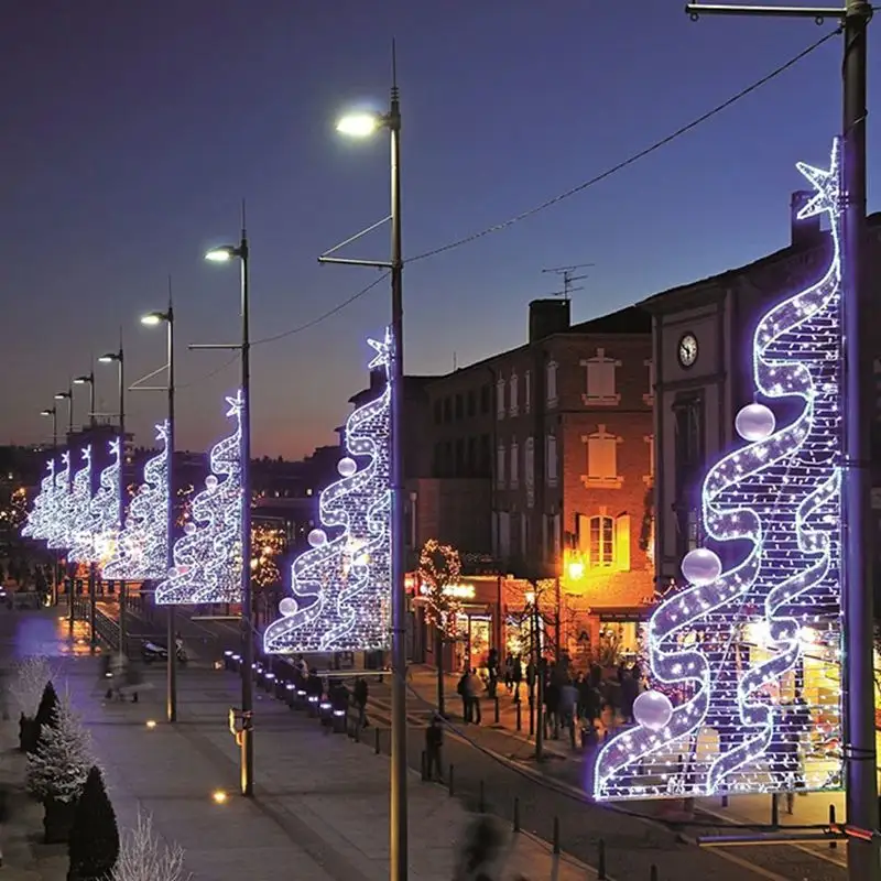 عمود إضاءة الشوارع في الهواء الطلق والحديقة التجارية للمدينة والشوارع مركب على عزر عيد الميلاد