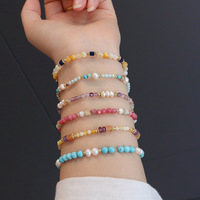 Bracelet superposé de style bohème avec pierres naturelles rouges géométriques et perles d'eau douce, idéal comme cadeau