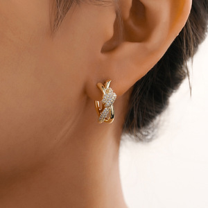 Nouvelles boucles d'oreilles créoles style français, en laiton ajouré, plaqué or, incrustées de zircon, avec croix, irrégulières, tendance et originales pour femmes - Product Image 2