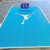 ¿Cuánto cuesta un kit de baloncesto de 20 pies x 25 pies hecho de azulejos de PP para un campo deportivo por un mayorista en China?