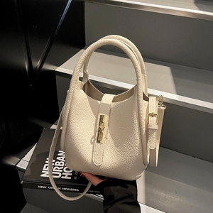 Quest'anno, le borse sono In. Nell'estate del 2025, c' è un secchio alla moda con design di nicchia e tracolla a spalla singola - Product Image 1