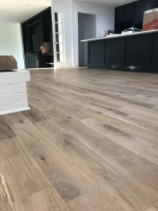 Tarima de Madera de Roble Macizo sin Acabado con Ranura y Lengüeta de Color Natural - Product Image 4