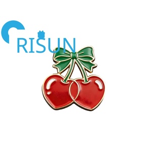 Broche de esmalte personalizado de fábrica, bonito, con corazón <span class=keywords><strong>rojo</strong></span>, cereza, fruta, cristal y <span class=keywords><strong>diamante</strong></span>, pin de solapa de metal para mujer con cereza esmaltada - Product Image 3