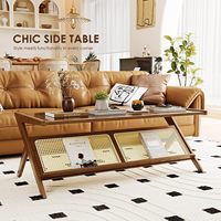 Table basse en rotin brun de style moderne du milieu du siècle avec plateau en verre et rangement, écologique et durable pour le salon