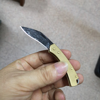 Couteau pliant artisanal en acier Damas avec lame à pointe tombante et manche en laiton, couteau utilitaire d'extérieur