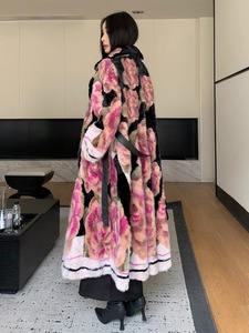 معطف طويل فاخر للنساء من فرو المينك الحقيقي متعدد الألوان بتصميم عصري لشتاء 2024 - Product Image 2