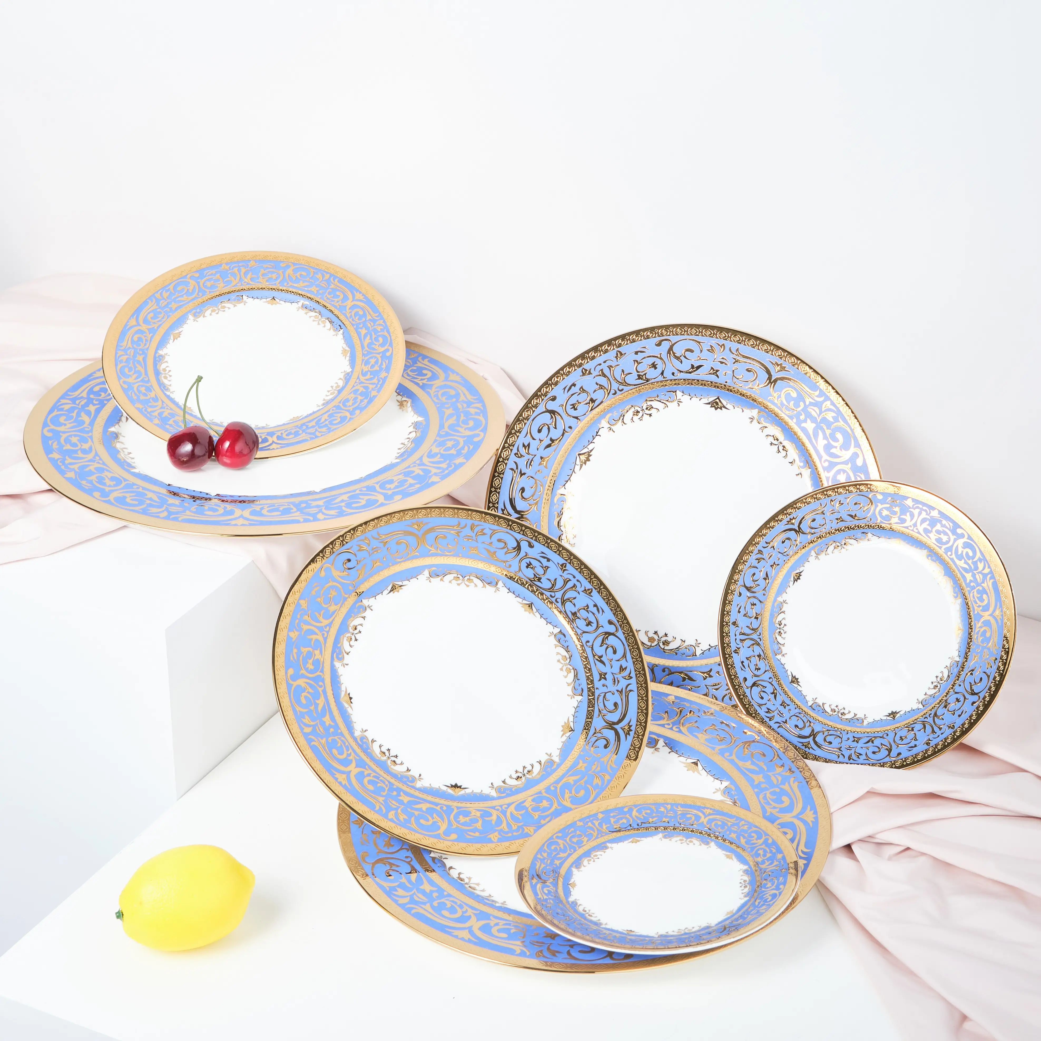 Lüks dubai yemek porselen düğün altın mavi çıkartma seramik kemik çin yemek tabakları seti