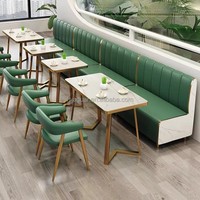 Ensemble de banquettes de restaurant modernes en cuir vert Jaguar souple avec garniture dorée et chaises de salle à manger pour café et villa