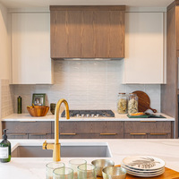 Table à manger rectangulaire moderne et minimaliste personnalisée avec armoire intégrée, îlot de cuisine en pierre frittée polie et évier