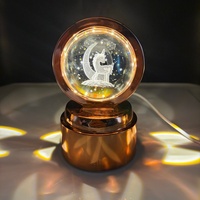 Lampe de chevet rotative USB en forme de boule de cristal 3D gravée au laser, avec base en plastique LED et effet glace craquelée, lumière chaude pour la maison