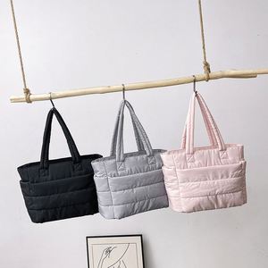 Bolsos Tote Acolchados de Asa Suave para Mujer, de Gran Venta, con MOQ Bajo, Bolsos de Hombro Personalizados, Bolsos de Mano Ligeros de Nylon para Mujer - Product Image 3