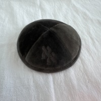 Kippah de Terciopelo Alemán Premium con Bordado Personalizado e Impresión Interior, Kippa Personalizada para Bar Mitzvah y Bodas