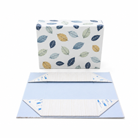 Boîte pliable OEM à fermeture magnétique avec insert en papier texturé gaufré et couleur Pantone