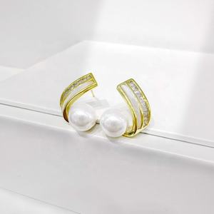 Pendientes geométricos de plata 925 personalizados, modernos, hipoalergénicos, para mujer, vintage, con perlas delicadas, estilo occidental, con baño de oro de 18k. - Product Image 3