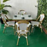 Chaises de bistrot modernes en rotin français avec structure en bois, confortables et portables, pour usage extérieur en café et restaurant