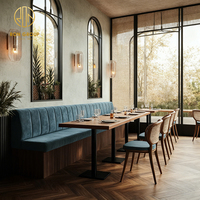 Ensemble de mobilier moderne et durable pour café, restaurant, fast-food : banquette, table et chaises en bois et velours bleu