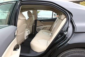 Voiture d'occasion Toyota <span class=keywords><strong>Camry</strong></span> <span class=keywords><strong>2023</strong></span> <span class=keywords><strong>Hybride</strong></span> 2.5HG Version Luxe <span class=keywords><strong>Hybride</strong></span> Essence-Électrique Berline Intermédiaire 4 Portes 5 Places Véhicule Familial - Product Image 4