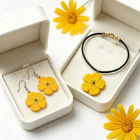 Ensemble d'accessoires personnalisés en PVC souple 3D, chrysanthèmes jaunes : porte-clés, sous-verre, boucles d'oreilles, collier, porte-cartes de téléphone portable, breloques