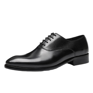 Chaussures habillées classiques en cuir marron pour hommes, style Richelieu, rehaussantes de 7 cm, brodées et légères - Product Image 1