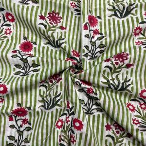 Tissu imprimé en coton blanc respirant et léger de qualité supérieure avec des rayures vertes verticales et des motifs floraux rouge cramoisi bordeaux - Product Image 1