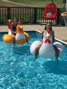 Flotteur de piscine de combat de poulet gonflable amusant et durable en PVC robuste conçu pour que tous puissent profiter de batailles d'eau passionnantes - Product Image 4