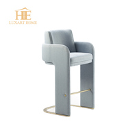 Tabouret de bar haut de gamme en tissu beige clair matelassé au design moderne, avec piètement en laiton doré, pour comptoir de cuisine ou bar à domicile