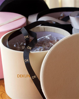 Boîtes Cylindriques Rondes de Luxe en Velours Doux et Daim Beige Gris pour Fleurs, Boîtes à Chapeau en Carton pour Roses avec Logo Personnalisé