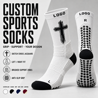 Chaussettes de sport personnalisées en jacquard brodé avec motif croisé, chaussettes de football antidérapantes pour hommes, chaussettes tricotées à hauteur mi-mollet