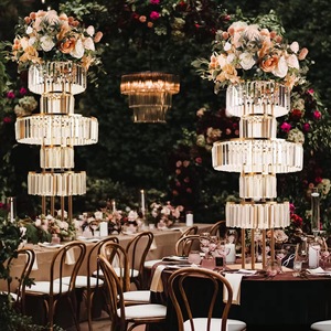 Candelabros grandes de lujo de metal dorado y decoraciones de mesa colgantes de cristal soporte de flores de boda centros de mesa - Product Image 1