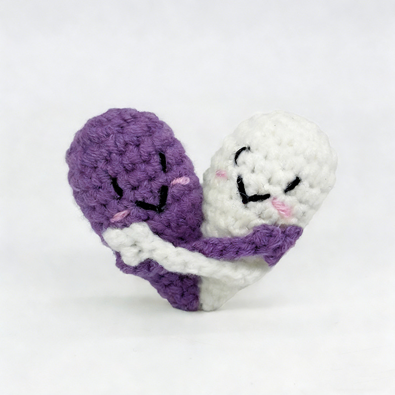 Coppia viola e bianca che si abbraccia, simbolo d'amore.