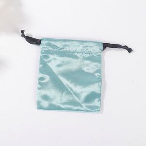 Sacs cadeaux en velours personnalisés pour Noël, pochettes en velours pour bonbons de Noël - Product Image 3