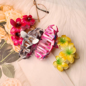 Vente en gros d'accessoires pour cheveux pour filles, grandes pinces à cheveux à fleurs hawaïennes, couleur dégradée, 3 fleurs, grande pince à cheveux Plumeria pour femmes - Product Image 3