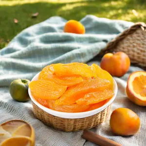 Lanche saudável e saboroso de fatias de pêssego amarelo orgânico seco para o prazer em qualquer altura