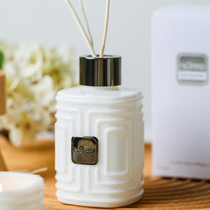 Ensemble cadeau diffuseur de parfum en bois de luxe et <span class=keywords><strong>bougie</strong></span> parfumée, <span class=keywords><strong>kit</strong></span> d'arômes personnalisés pour mariage, anniversaire, cadeaux de fêtes - Product Image 2