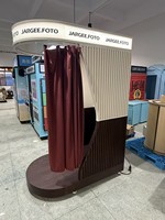 Machine de photomaton vintage fermée avec système DSLR professionnel