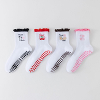 Chaussettes de yoga antidérapantes en coton avec broderie, chaussettes de pilates à grip, en stock, livraison rapide, chaussettes antidérapantes pour studio, fitness et entraînement