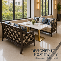 Ensemble de chaises et tables rembourrées pour restaurant avec plateau en pierre frittée et base à colonne unique en or brossé pour salle à manger d'hôtel
