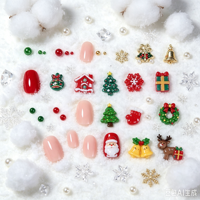 Kit de 24 compartiments de breloques de Noël mixtes pour ongles : perles décoratives en résine en forme de bonhomme en pain d'épices et clous en métal en forme de flocon de neige pour le nail art de Noël DIY