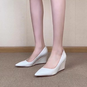 Zapatos de tacón alto con plataforma para mujer, versión de piel de oveja, que aumentan la altura, con punta poco profunda al estilo francés y diseño de una sola pieza. - Product Image 5