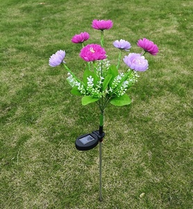 Lámpara Solar LED para Jardín TRISTAR 4 con Diseño de Flor de Lirio y Macetas de Fibra de Vidrio, Elegante Diseño para Bodas, Hoteles y Hogares - Product Image 2