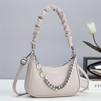 Sac fourre-tout demi-lune style Y2K de créateur en gros, sac à main personnalisé avec logo, sac à bandoulière à poignée froncée et décoration chaîne métallique en forme de lune