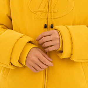 Blouson mat jaune matelassé à capuche pour femme avec motif gaufré, manteau court d'hiver isolé, vêtement d'extérieur à cordon de serrage réglable - Product Image 6