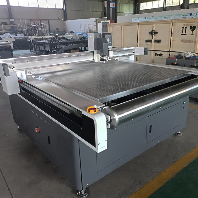 Auto Feed Sticker Vinyl Garment Pattern Plotter Drawing and Cutting Machine with Ccd Camera
