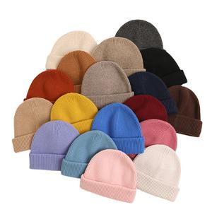 Bonnet personnalisé mignon et luxueux, chaud, 100% <span class=keywords><strong>laine</strong></span> d'agneau, tricoté, unisexe, bonnets à revers pour les voyages d'affaires avec logo personnalisé - Product Image 1